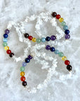 Chakra Edelstein Armband mit gehacktem Quarz und sieben Perlen