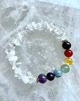Chakra Edelstein Armband mit gehacktem Quarz und sieben Perlen
