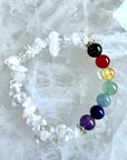 Chakra Edelstein Armband mit gehacktem Quarz und sieben Perlen