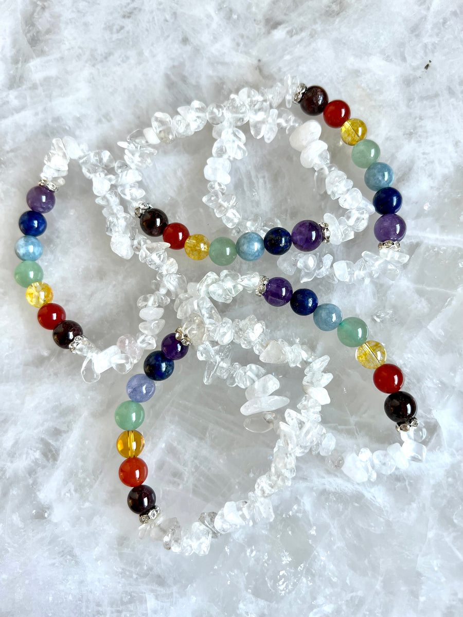 Chakra Edelstein Armband mit gehacktem Quarz und sieben Perlen