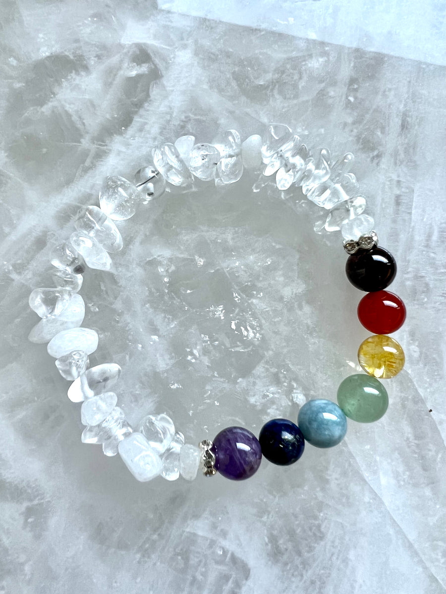 Chakra Edelstein Armband mit gehacktem Quarz und sieben Perlen